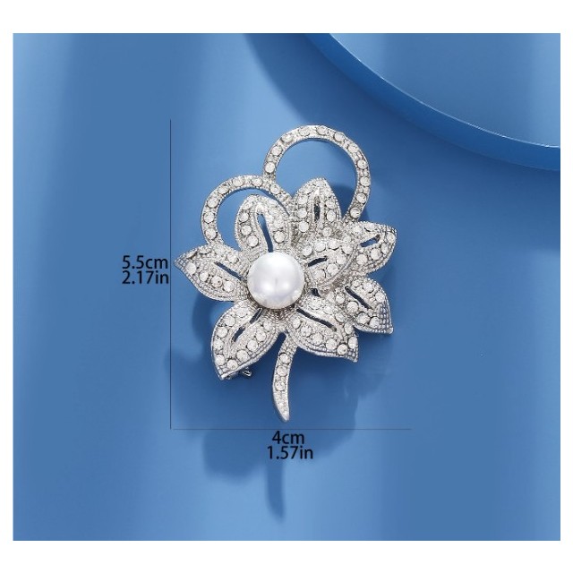 Elegantna broška srebrne barve s perlico
