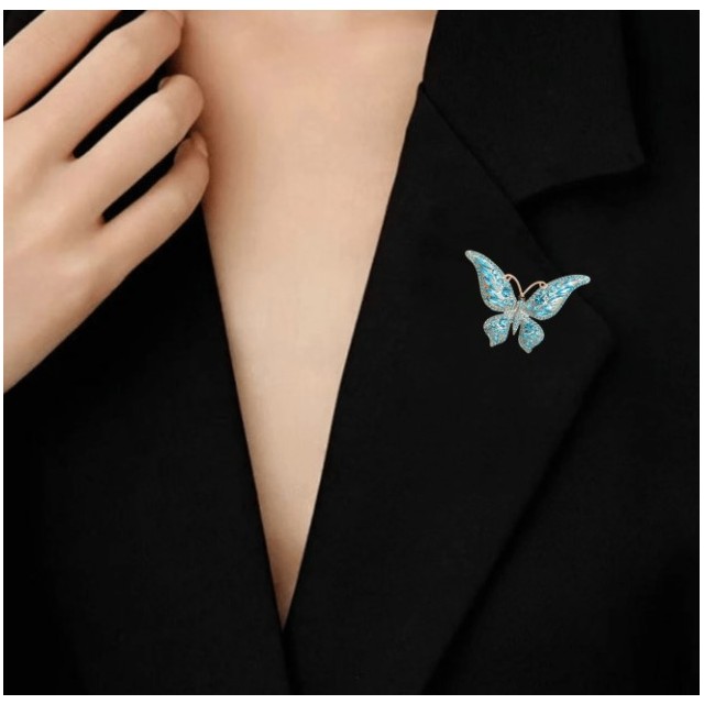 Elegantna broška z modrim metuljem 
