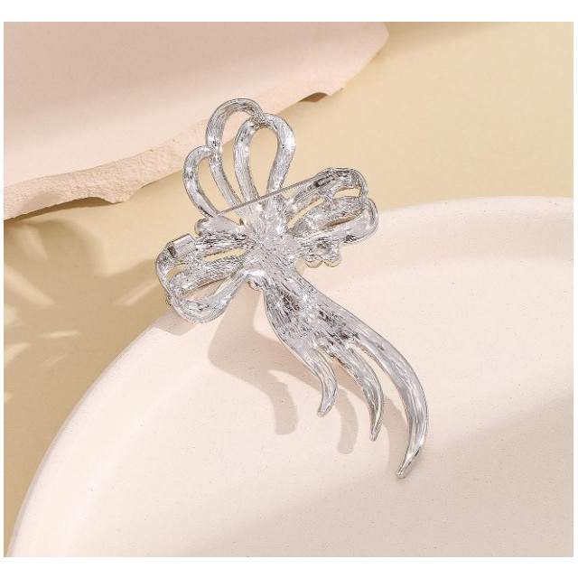 Elegantna srebrna broška v obliki pentlje s kristalčki