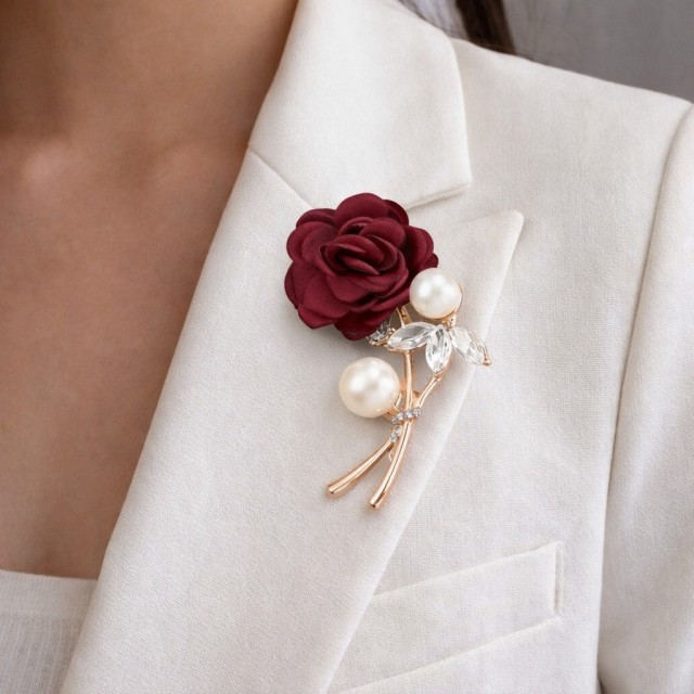 Elegantna broška z rdečo rožo 