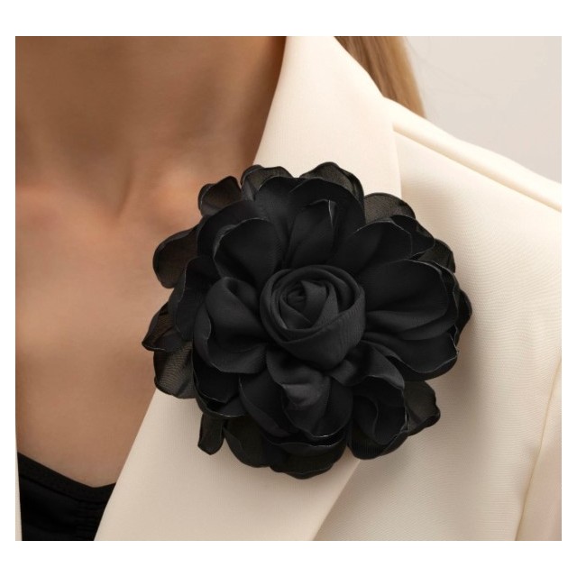 Večja elegantna broška s črno rožo