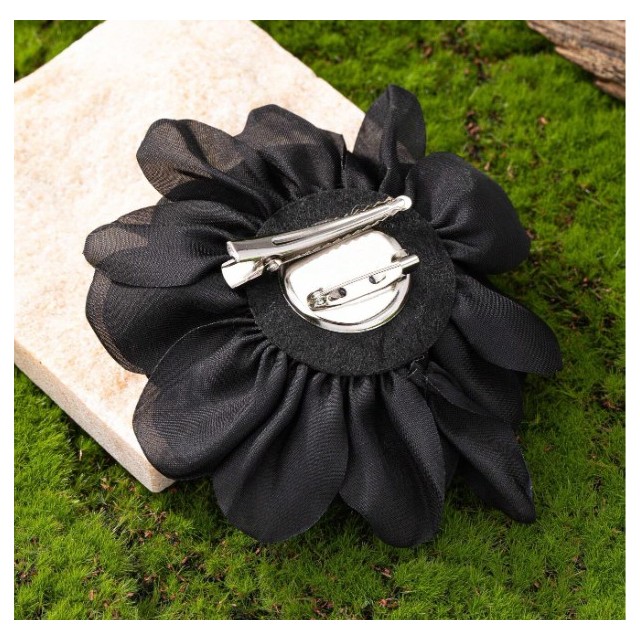 Večja elegantna broška s črno rožo