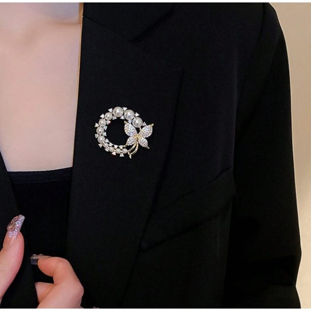 Elegantna broška s perlicami in metuljem