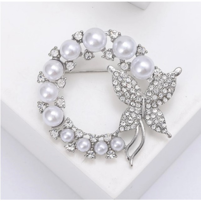 Elegantna broška s perlicami in metuljem