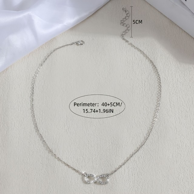 Elegantna ogrlica z znakom neskončnosti v srebrni barvi