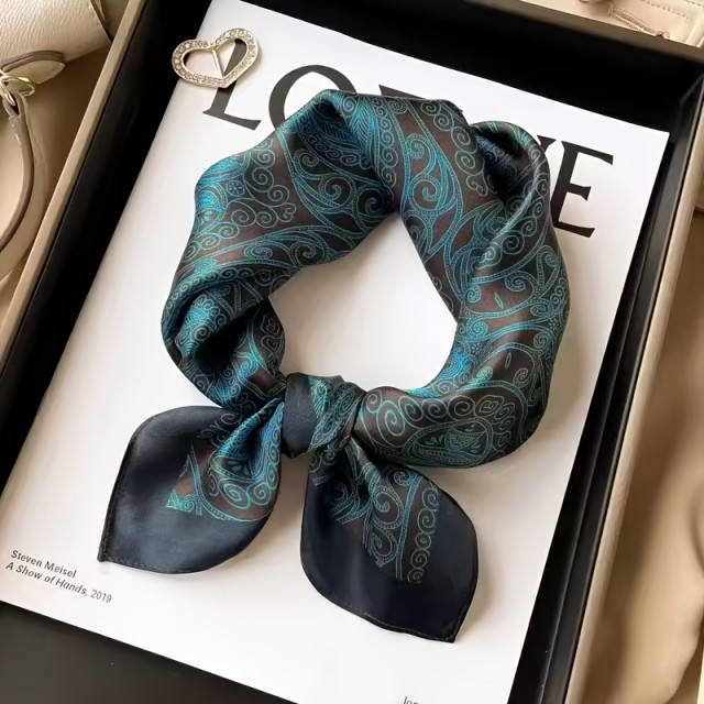 Elegantna ženska ruta z vintage dizajnom modre barve