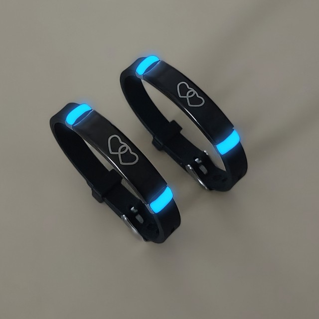 Komplet 2 zapestnic z motivom povezanih src – svetita v temi