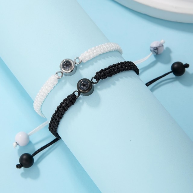 Komplet dveh zapestnic s projekcijo