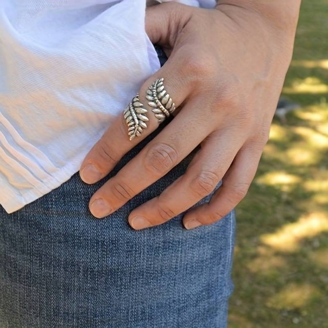 Nastavljiv odprt prstan z listi srebrne barve