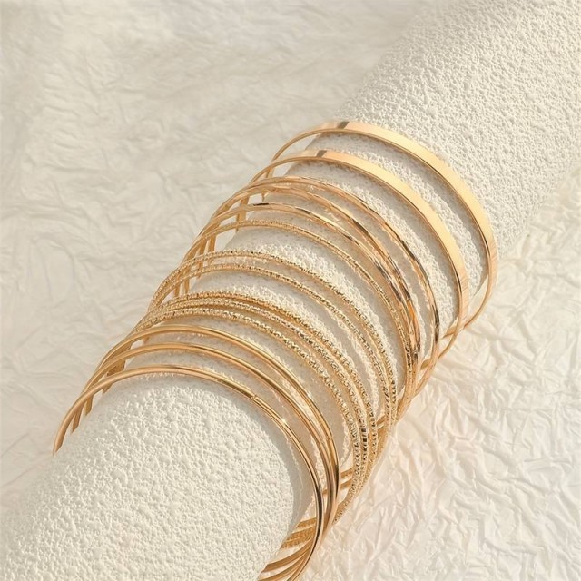 Komplet 14 tanjših zapestnic v zlati barvi