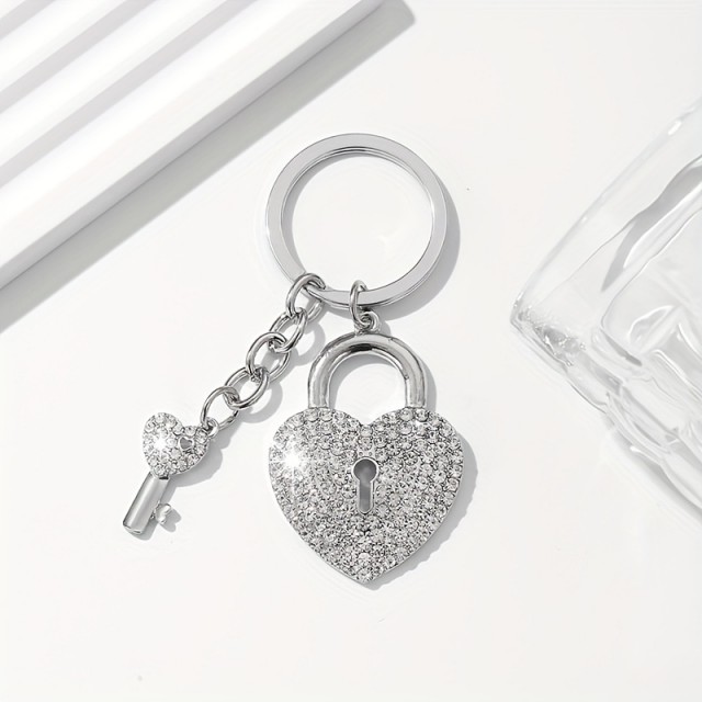 Obesek za ključe in torbico v obliki srca