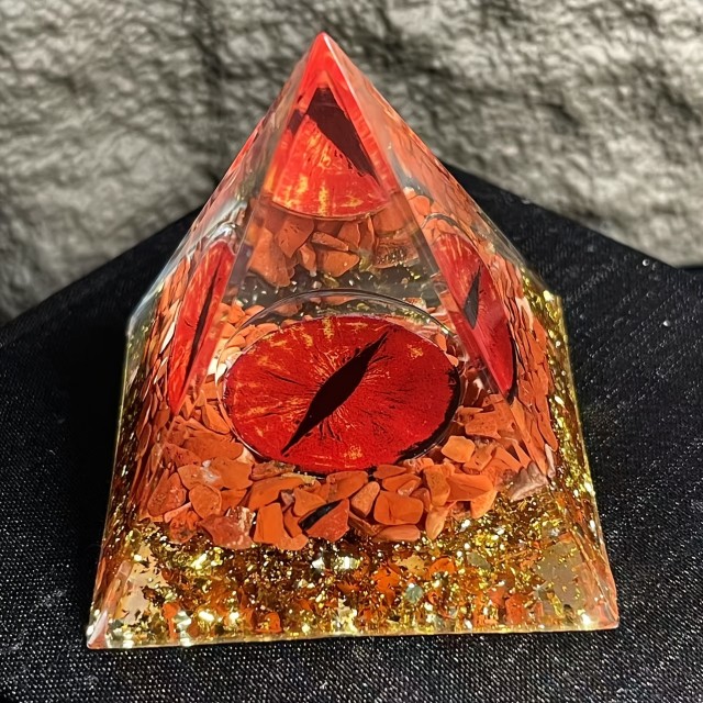 Orgonitna piramida »Hell’s Eye« – rdeče oko s kristali 5cm