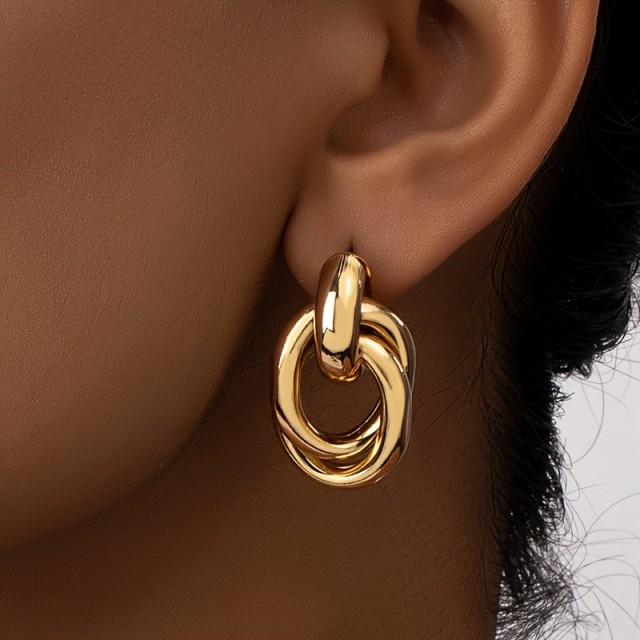 Simpatični uhani v zlati barvi v obliki vozla