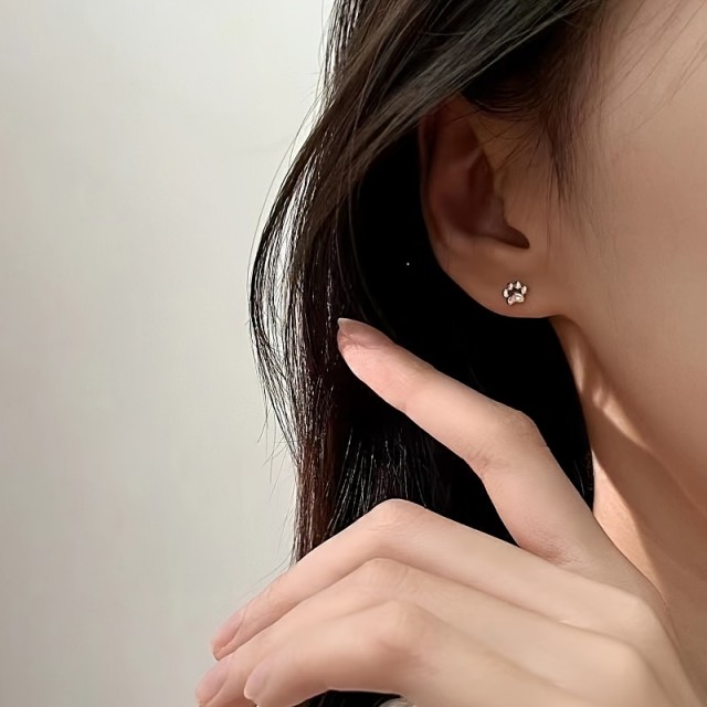 Minimalistični uhani z mačjimi šapicami