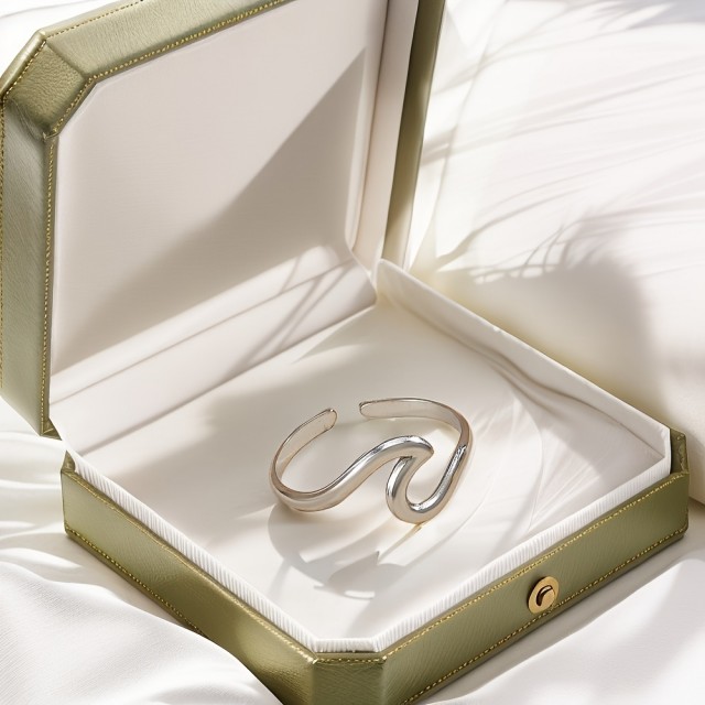 Ženski prstan iz nerjavečega jekla z valovitim vzorcem