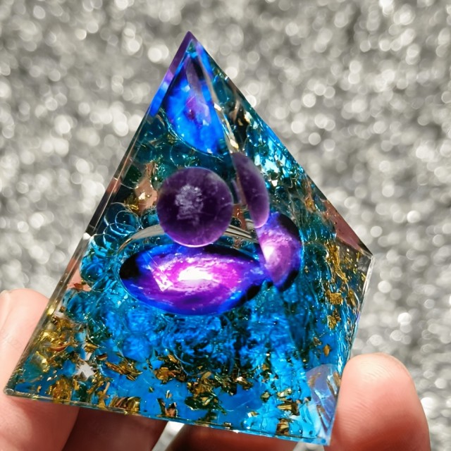Orgonitna piramida “Galaksija” z ametistom 5 cm