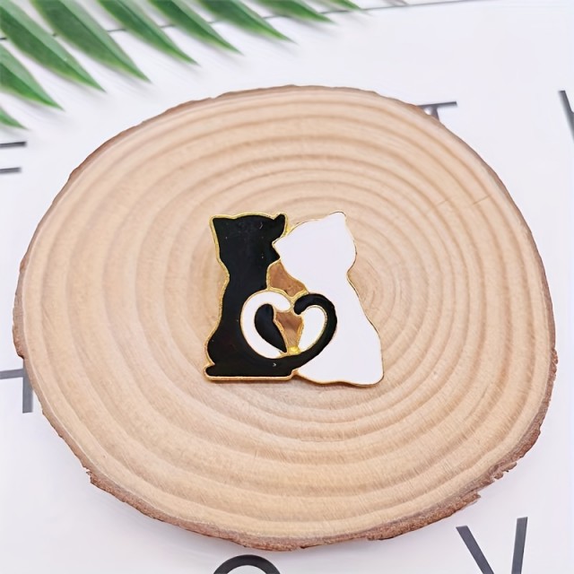 Srčkana črno-bela broška z motivom dveh muck