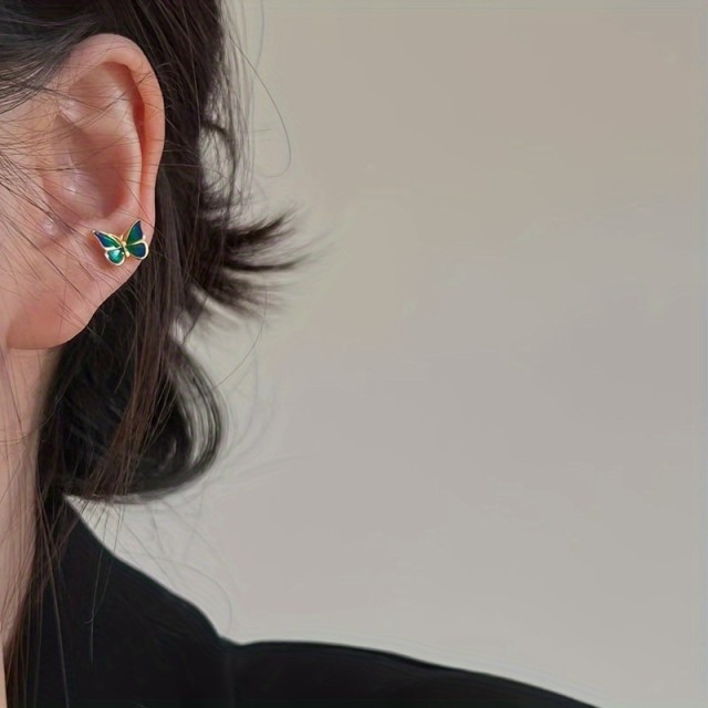 Prikupni mini uhančki z zelenim metuljem