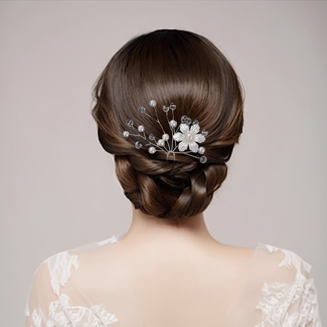 Elegantna poročna lasnica s perlicami in rožo