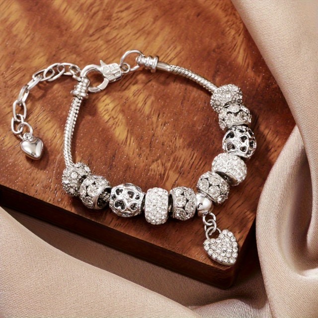 Elegantna srebrna zapestnica z obeskom srce – bleščeči kristali