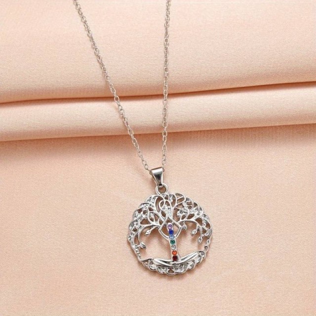 Verižica z obeskom drevesa in kamni sedmih čaker