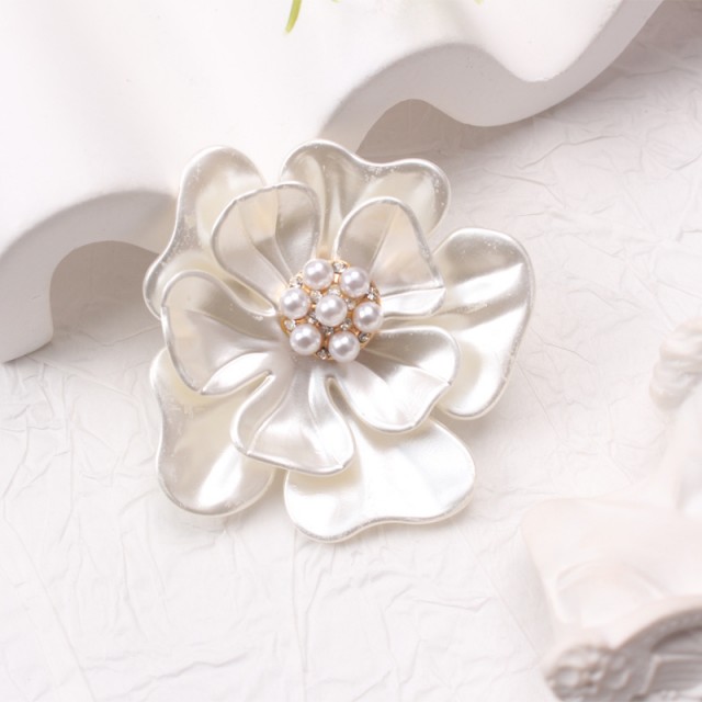 Elegantna broška v obliki bele cvetlice 