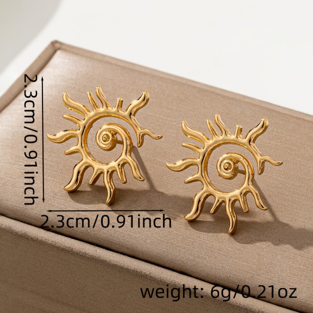 Modni uhani v zlati barvi s sončnimi žarki 