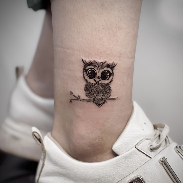 Minimalistična vodoodporna začasna tatu nalepka sovica