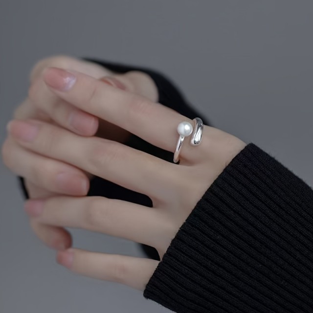 Nastavljiv eleganten prstan s perlico 