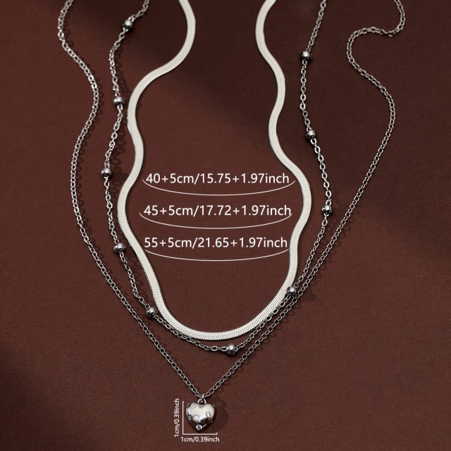 Elegantna triplastna ogrlica v srebrni barvi