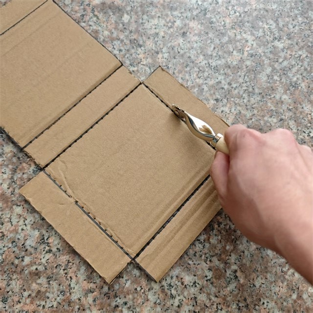 Nazobčano rezalno kolesce za FIMO maso, glino in karton