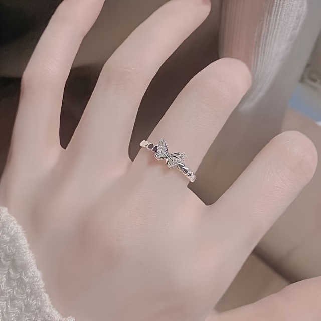 Nastavljiv prstan v srebrni barvi z metuljem