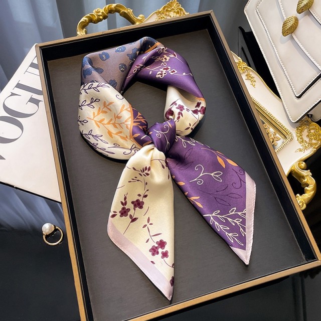 Elegantna ženska ruta v vijola barvi s cvetličnimi motivi