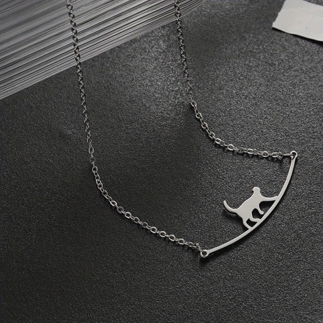 Modna ogrlica s prikupno mucko srebrne barve