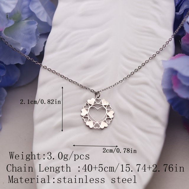 Personalizirana ogrlica s srčki v krogu – gravura inicialk