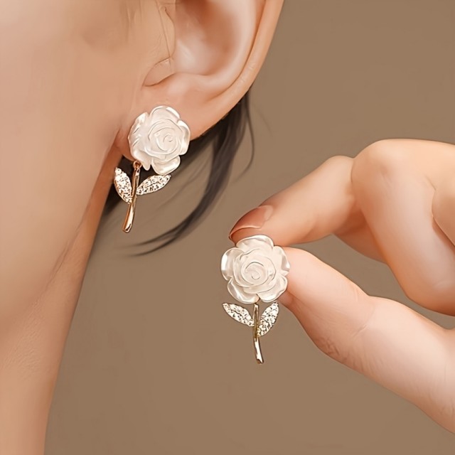 Prisrčni uhani v obliki vrtnice