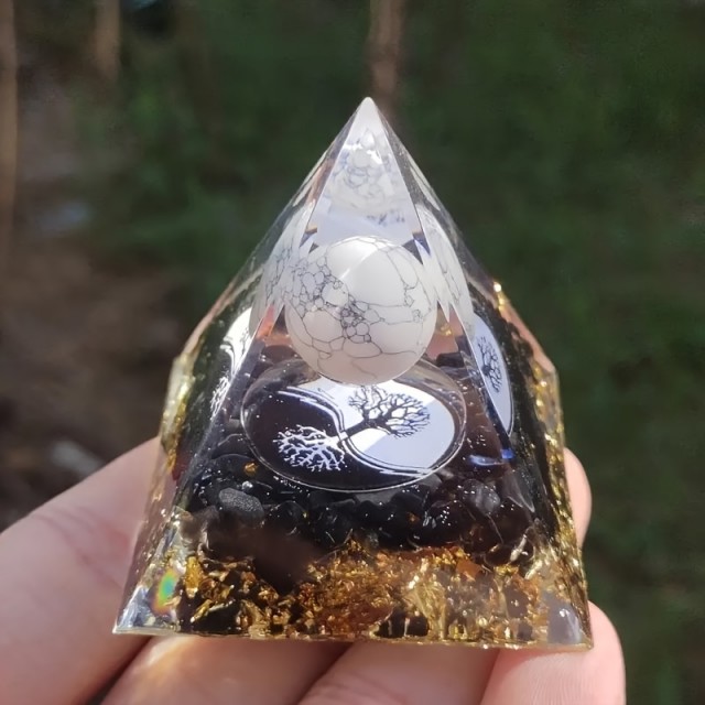 Orgonska piramida z belim howlitom in simbolom drevesa življenja 5cm