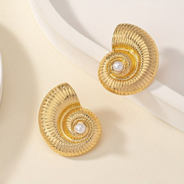 Uhani v zlati barvi s polžkom 