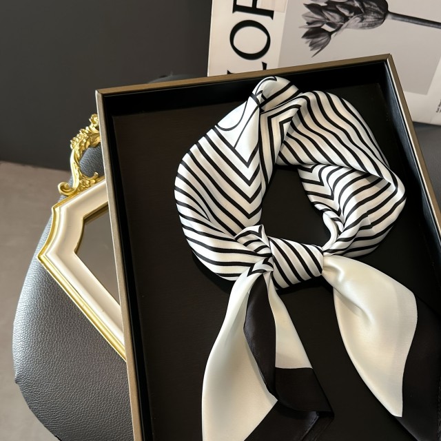 Ženska klasična črno-bela črtasta kvadratna rutka