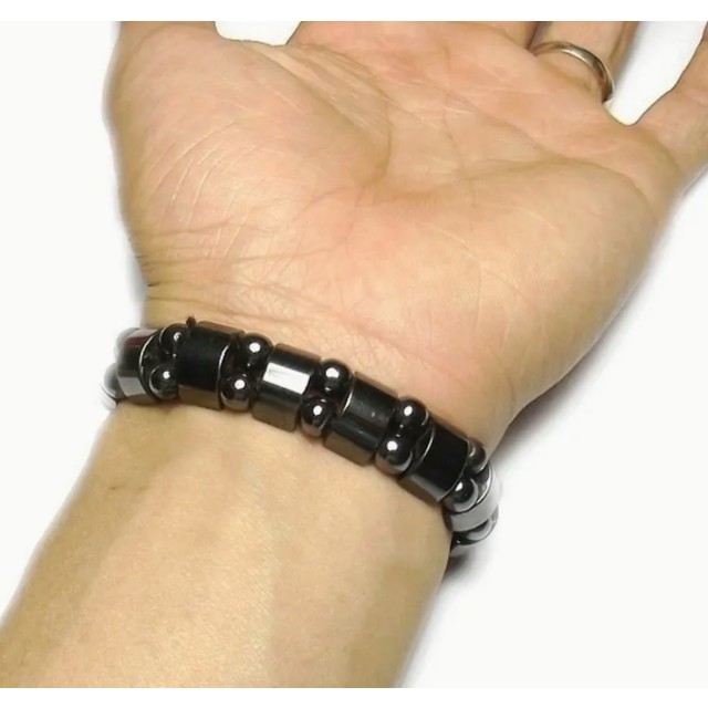 Moška trendovska zapestnica z magnetnimi kamni