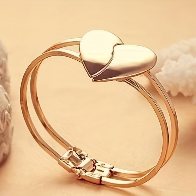 Šik zapestnica v zlati barvi s srcem