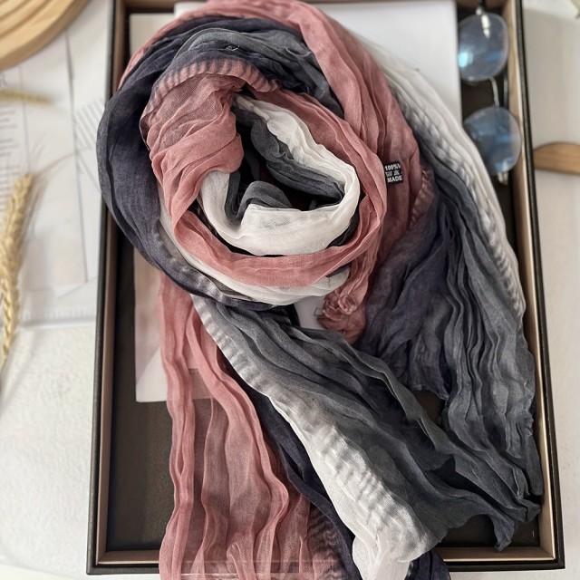 Očarljiv ombre šal v sivo pink barvi