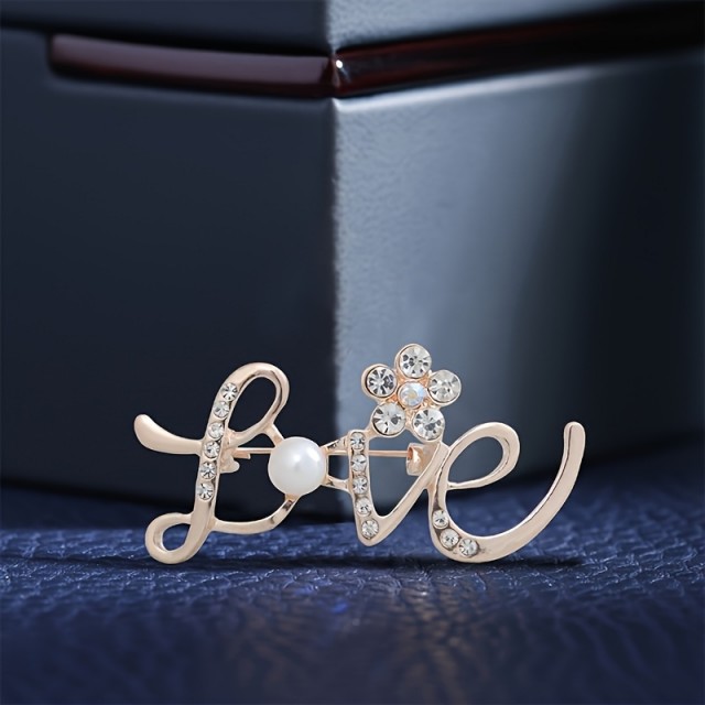 Elegantna broška LOVE v zlati barvi
