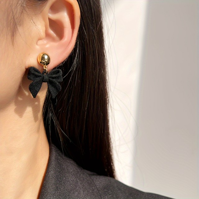 Šik uhani s črno pentljo viseči