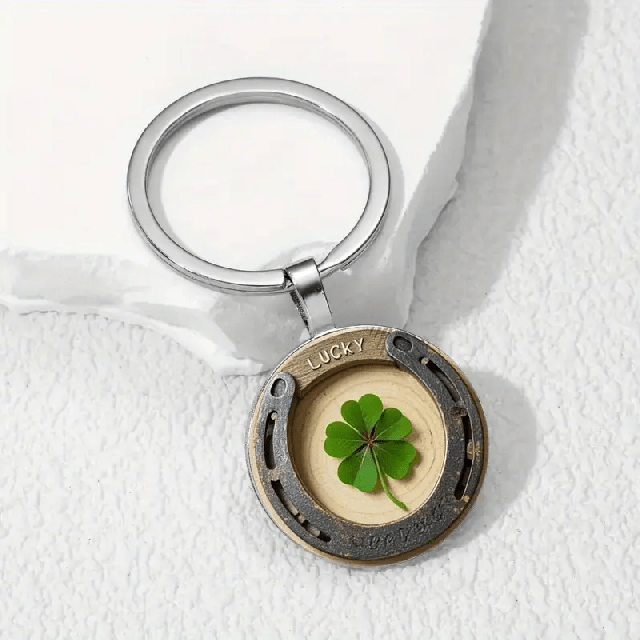 Obesek za srečo z deteljico in podkvijo