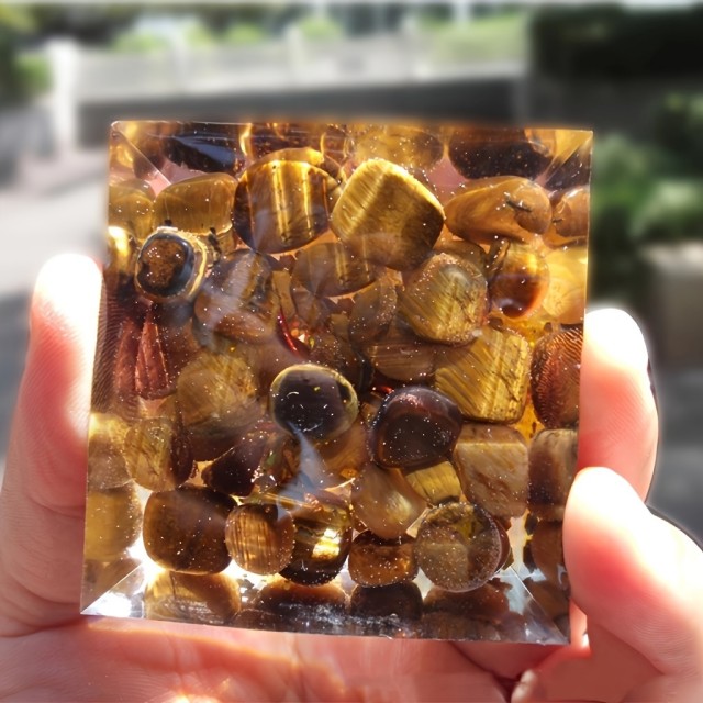 Orgonit piramida TIGROVO OKO 5cm