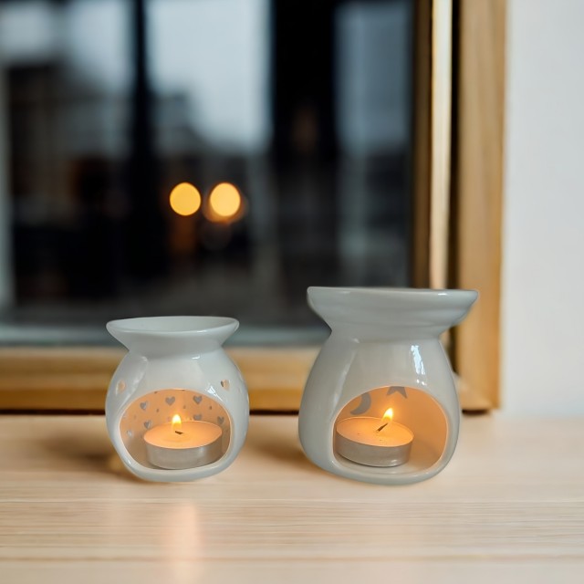 Eleganten keramični svečnik za eterična olja s srčki 