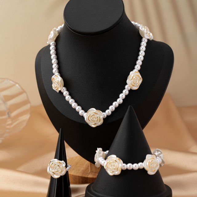 3 delni komplet nakita s perlicami in vrtnicami