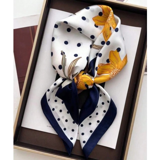 Elegantna ruta s cvetličnim motivom in pikami v modro-beli kombinaciji