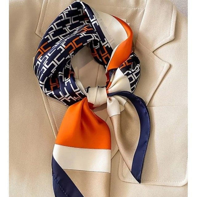 Elegantna ruta z geometrijskim vzorcem v oranžno-modri kombinaciji